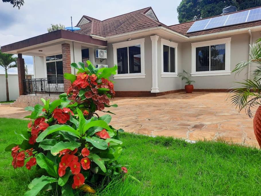 Ellyz Home Stay Moshi Bagian luar foto