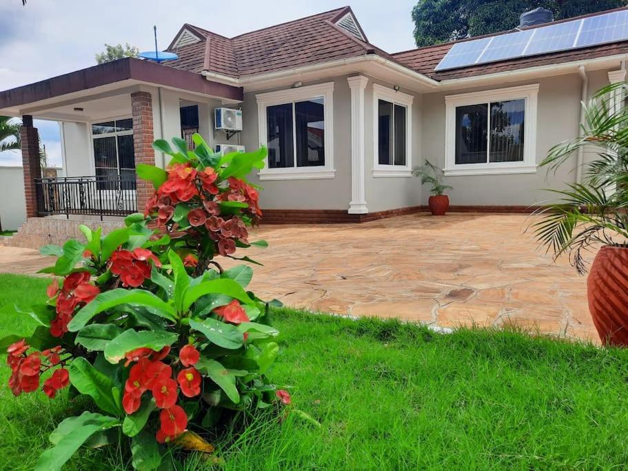 Ellyz Home Stay Moshi Bagian luar foto