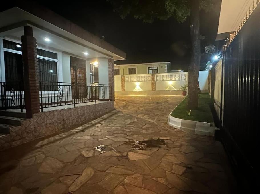 Ellyz Home Stay Moshi Bagian luar foto