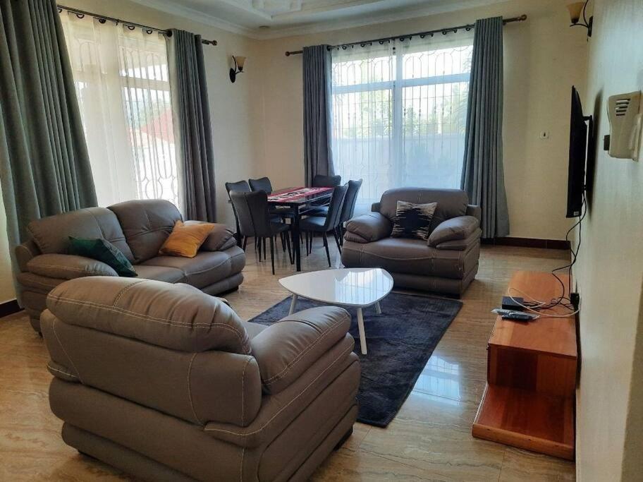 Ellyz Home Stay Moshi Bagian luar foto