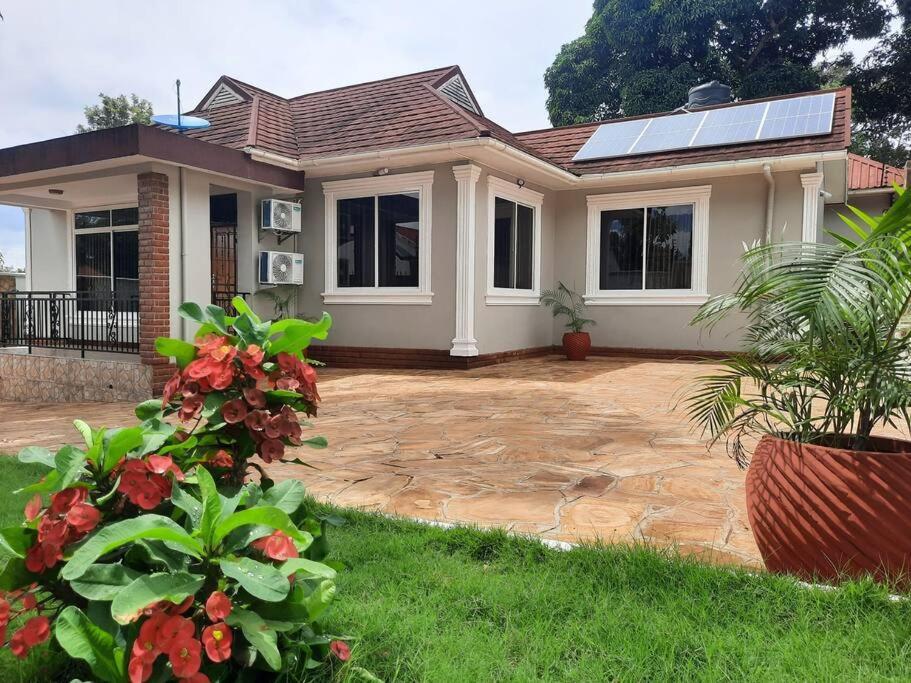 Ellyz Home Stay Moshi Bagian luar foto