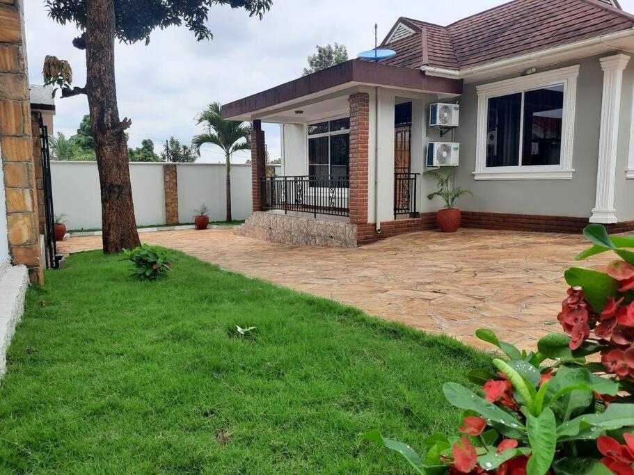 Ellyz Home Stay Moshi Bagian luar foto